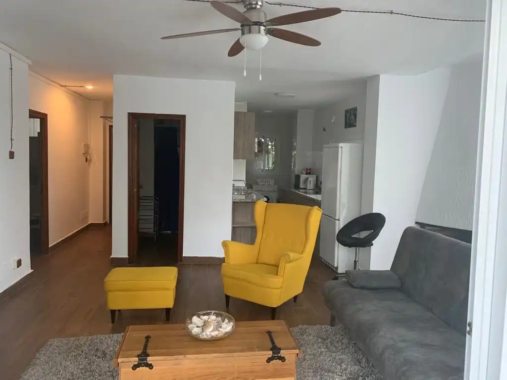 Living room of Flat for rent in Benalmádena  with Terrace, Washing machine and Microwave
