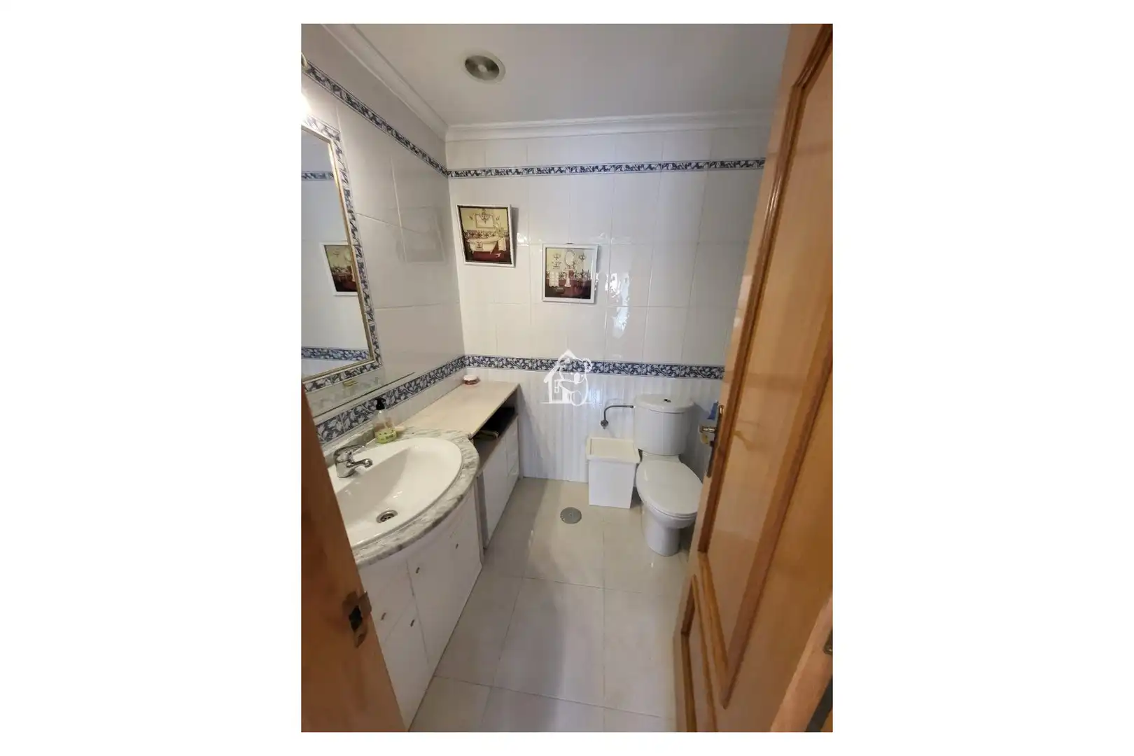 Bany de Apartament de lloguer en Torrevieja amb Aire condicionat, Terrassa i Moblat