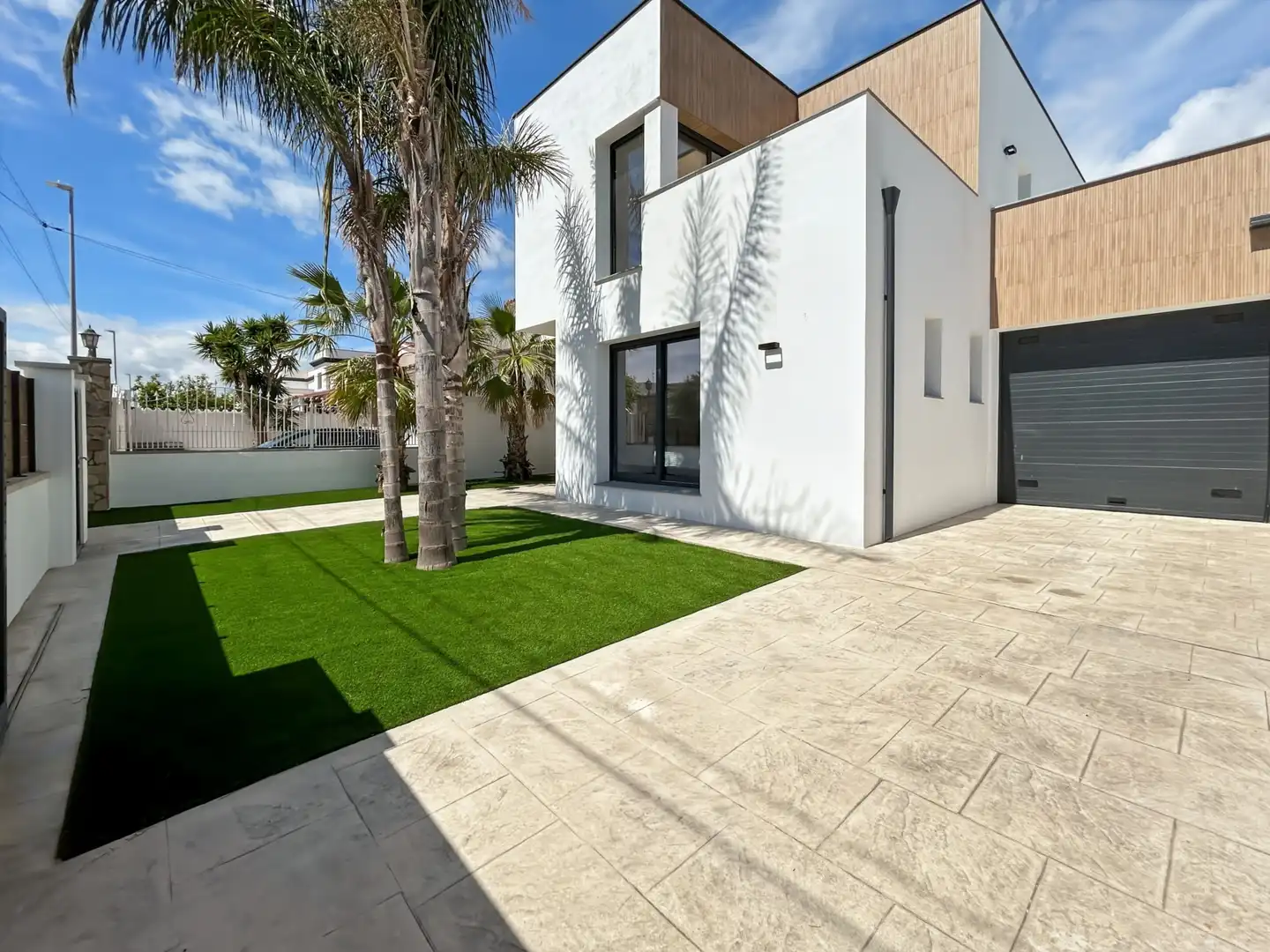 Außenansicht von Einfamilien-Reihenhaus zum Verkauf in Empuriabrava mit Klimaanlage, Heizung und Schwimmbad