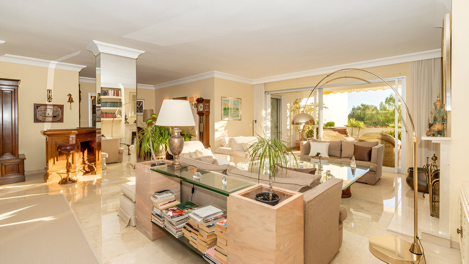 Sala d'estar de Apartament en venda en Marbella amb Aire condicionat, Terrassa i Piscina