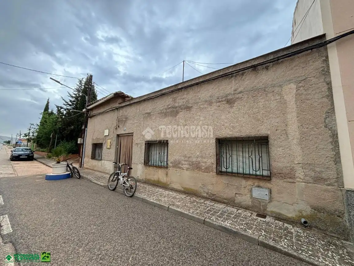 Außenansicht von Einfamilien-Reihenhaus zum Verkauf in Granátula de Calatrava mit Terrasse