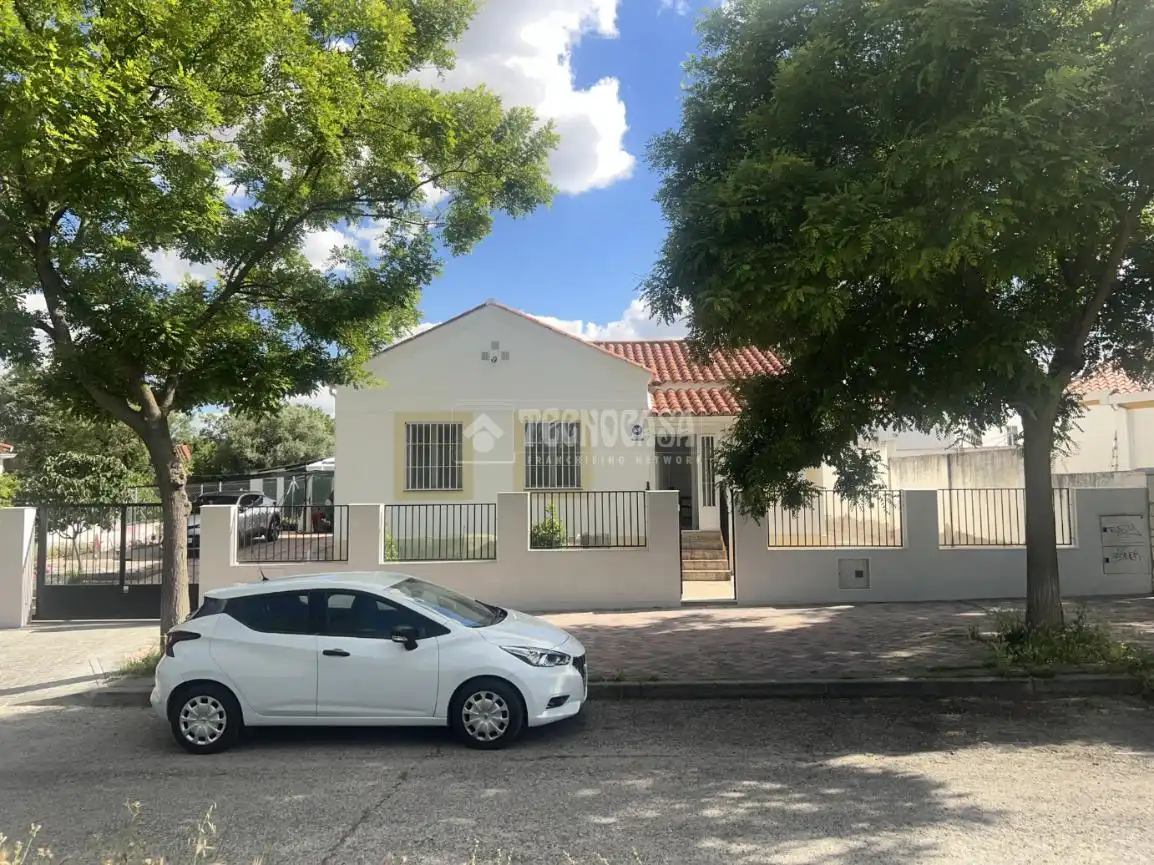 Exterior view of Houses for sale in  Madrid Capital  with Private garden and Alarm