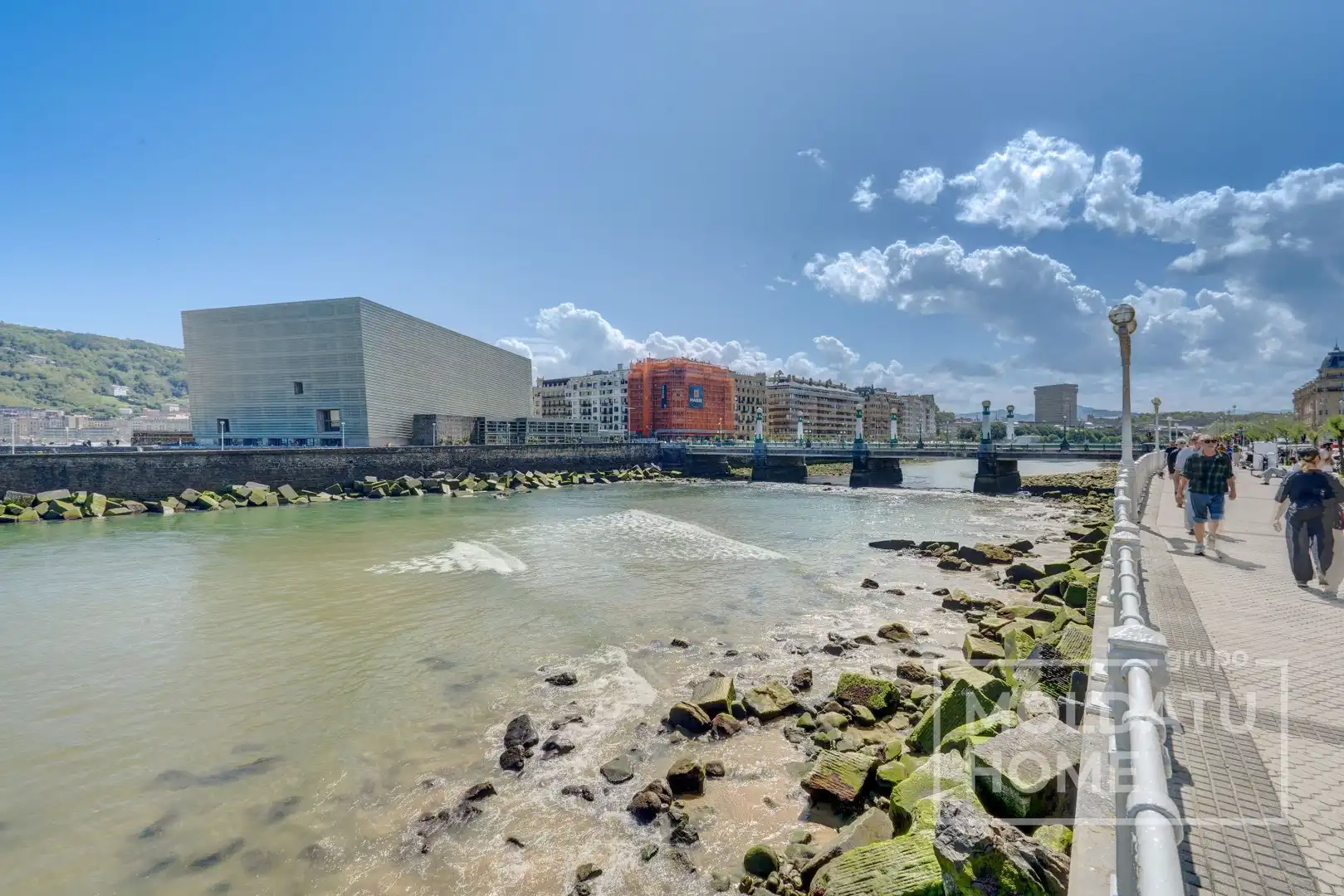 Vista exterior de Pis en venda en Donostia - San Sebastián  amb Calefacció i Terrassa