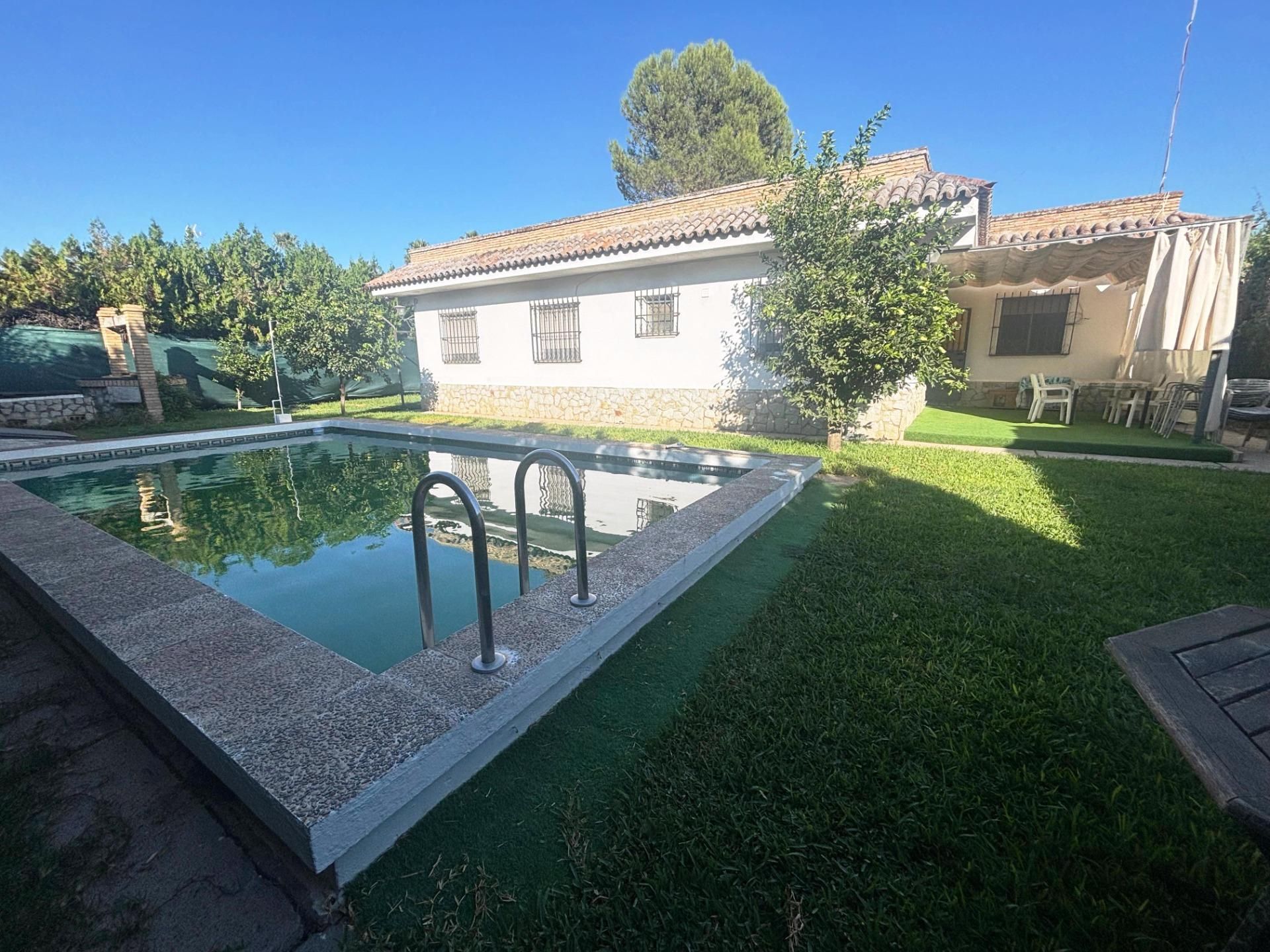 Swimming pool of House or chalet for sale in Espartinas  with Air Conditioner, Private garden and Storage room