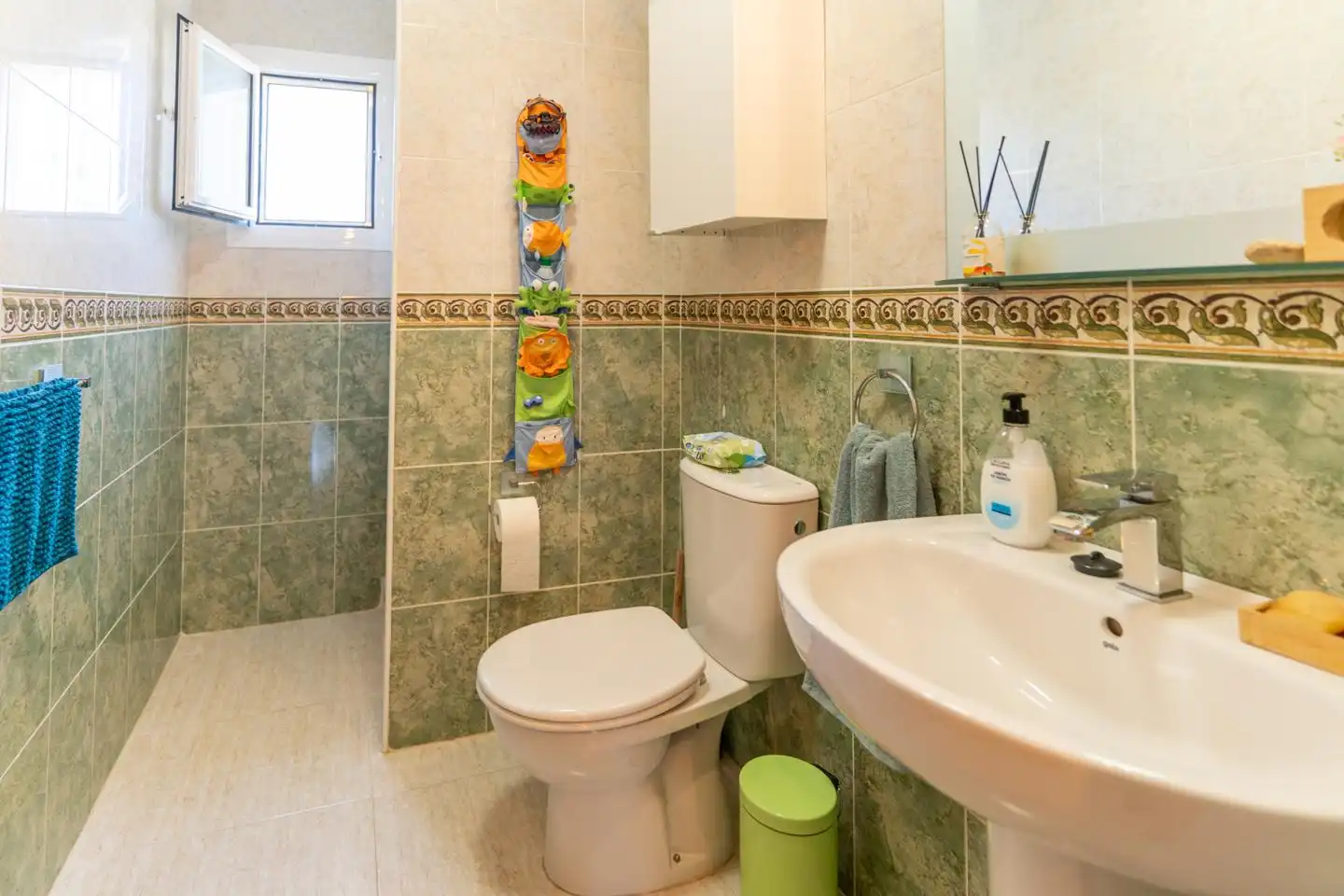 Badezimmer von Haus oder Chalet zum Verkauf in Santa Pola mit Klimaanlage, Privatgarten und Terrasse