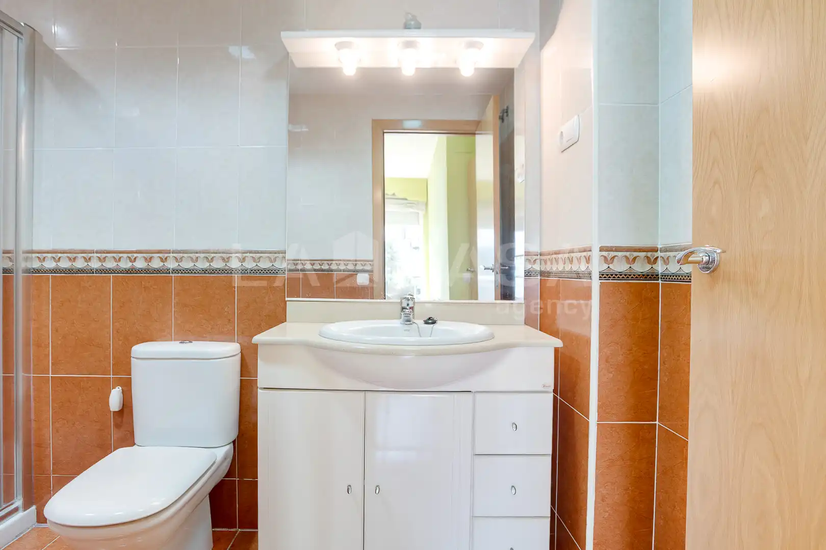 Baño de Piso en venta en Santa Coloma de Gramenet con Calefacción, Terraza y Trastero