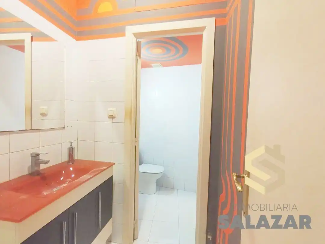 Bathroom of Commercial properties for rent in Bilbao 