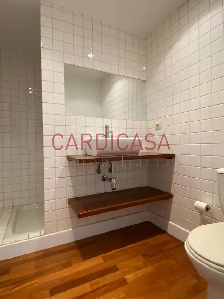Baño de Piso de alquiler en Vigo  con Calefacción, Parquet y Balcón