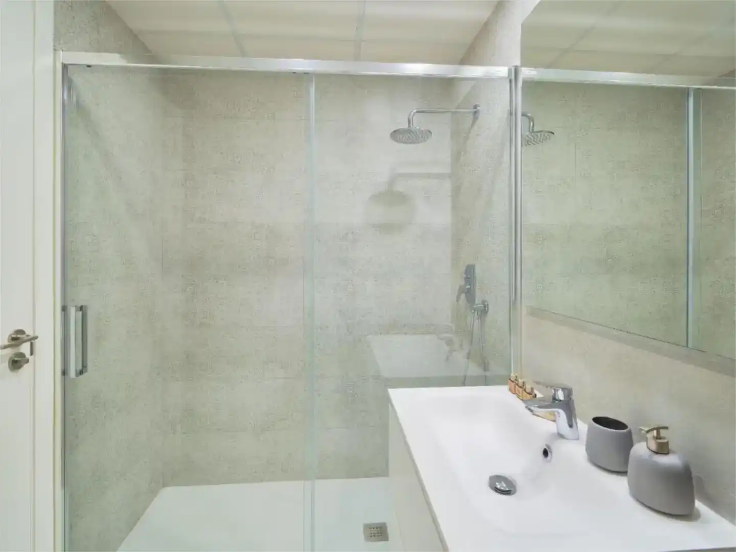 Bathroom of Flat for rent in Estepona  with Air Conditioner, Swimming Pool and Balcony
