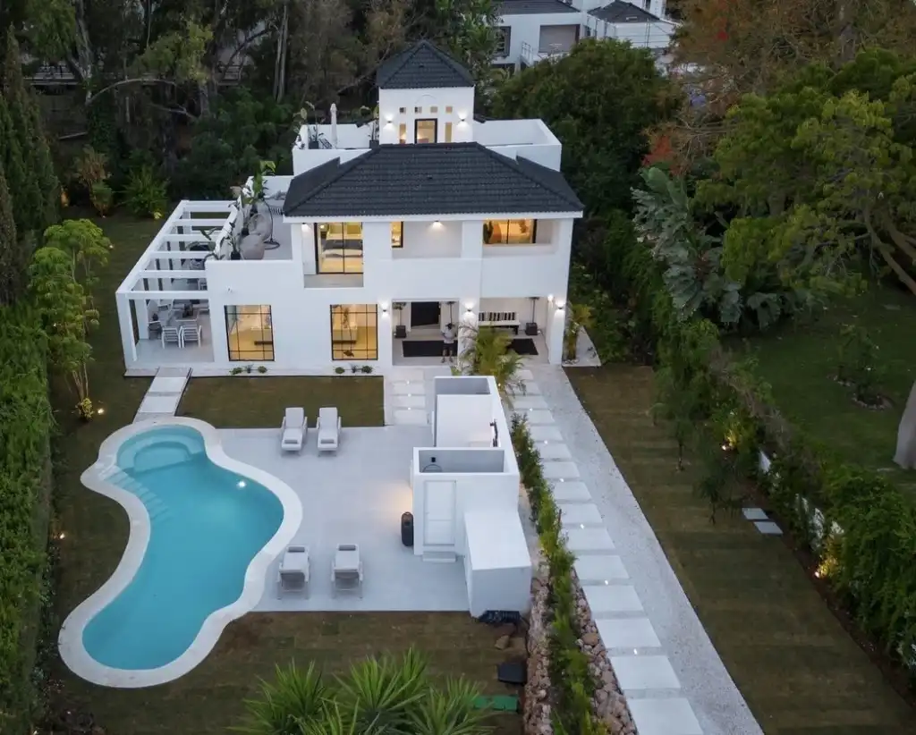Chalet con piscina en venta en Nueva Andalucía, imagen 2