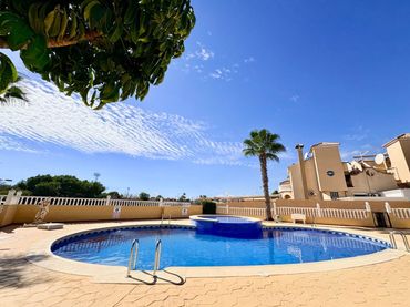 Adosado con piscina en venta en Calle de las rosas