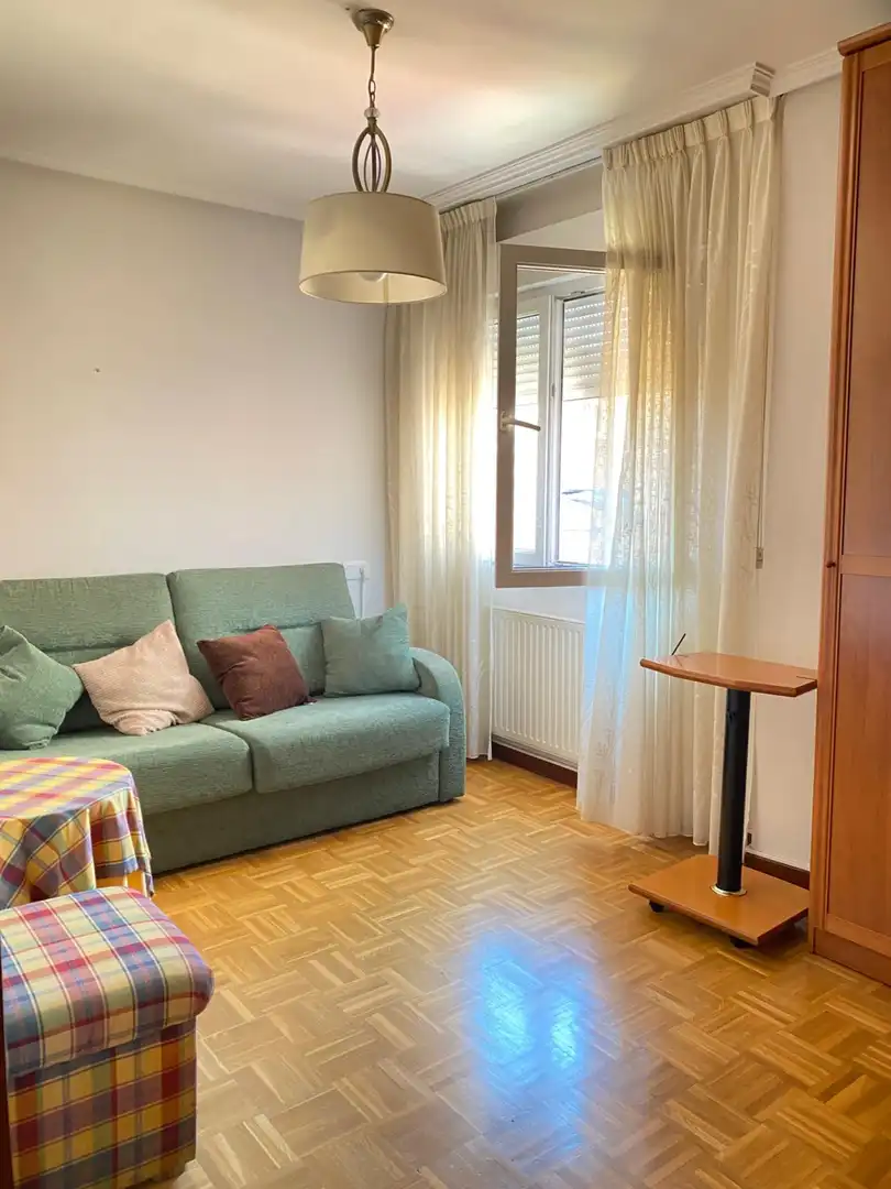 Wohnzimmer von Wohnung zur Miete in Siero mit Heizung und Privatgarten