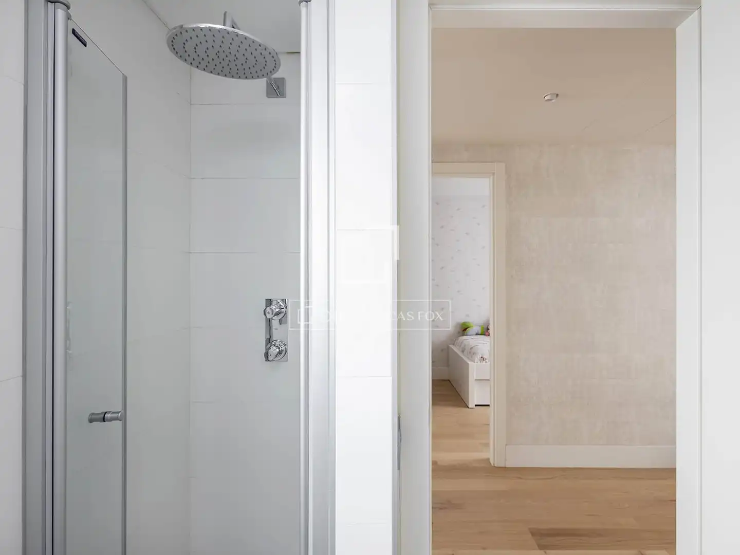 Badezimmer von Dachboden zum Verkauf in Barcelona mit Klimaanlage, Heizung und Parkett