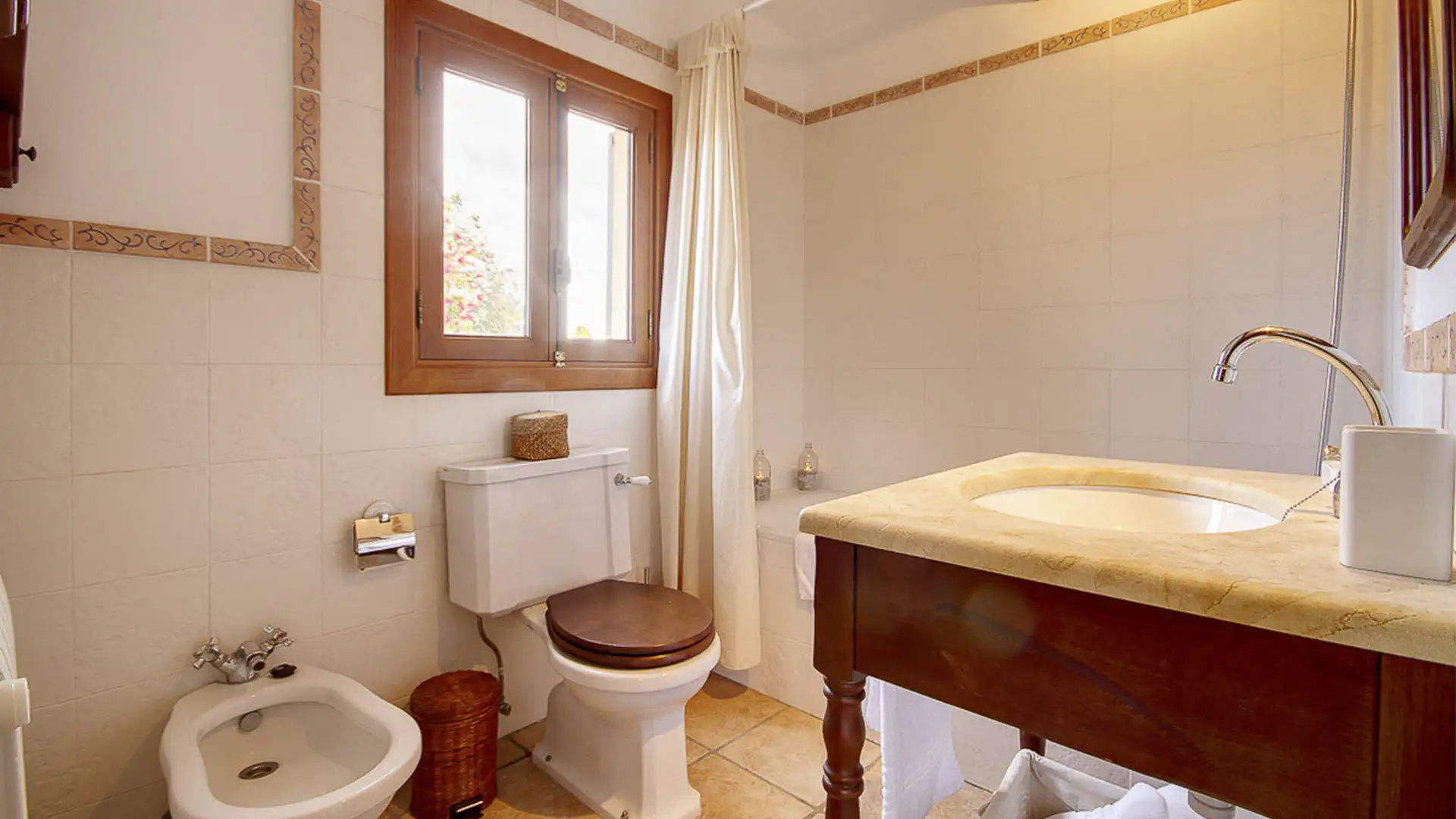Badezimmer von Gebäude zum Verkauf in Corvera de Asturias mit Alarm