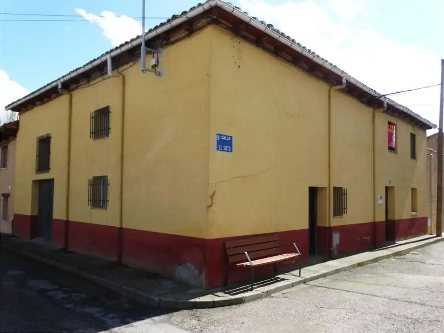 Vista exterior de Casa adosada en venda en Villasabariego amb Traster i Moblat