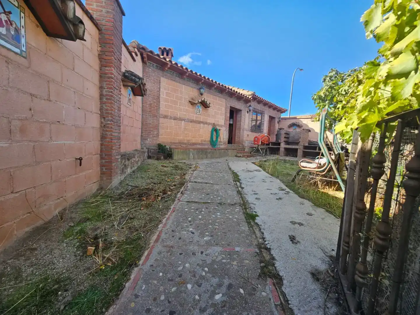 Vista exterior de Casa o xalet en venda en Navahermosa amb Aire condicionat, Piscina i Balcó