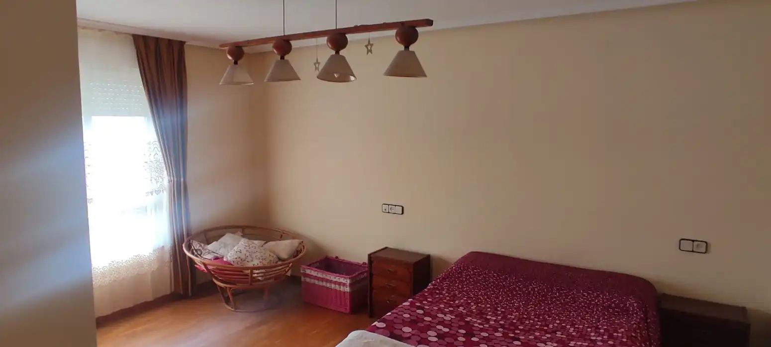 Dormitori de Casa o xalet en venda en Oviedo  amb Calefacció, Parquet i Terrassa