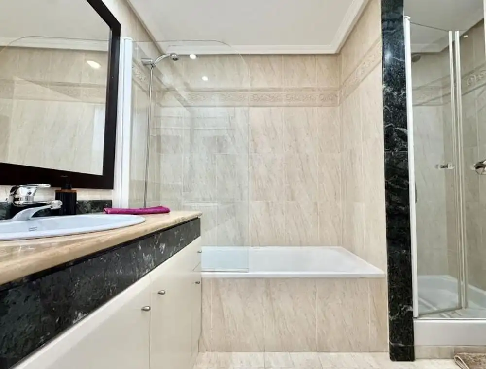 Badezimmer von Erdgeschoss zur Miete in Estepona mit Klimaanlage, Terrasse und Schwimmbad