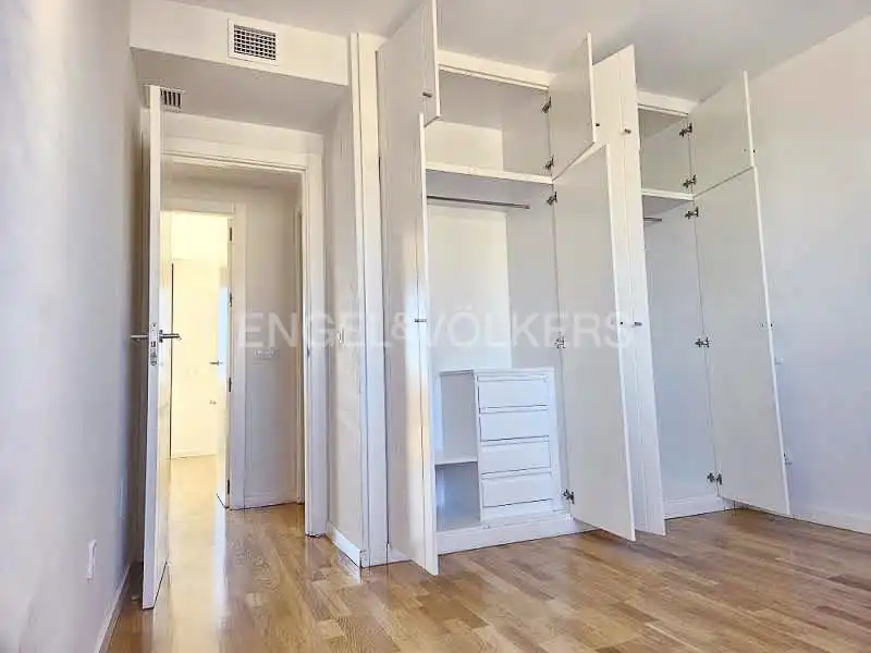 Schlafzimmer von Dachboden zur Miete in Madrid mit Klimaanlage, Heizung und Terrasse