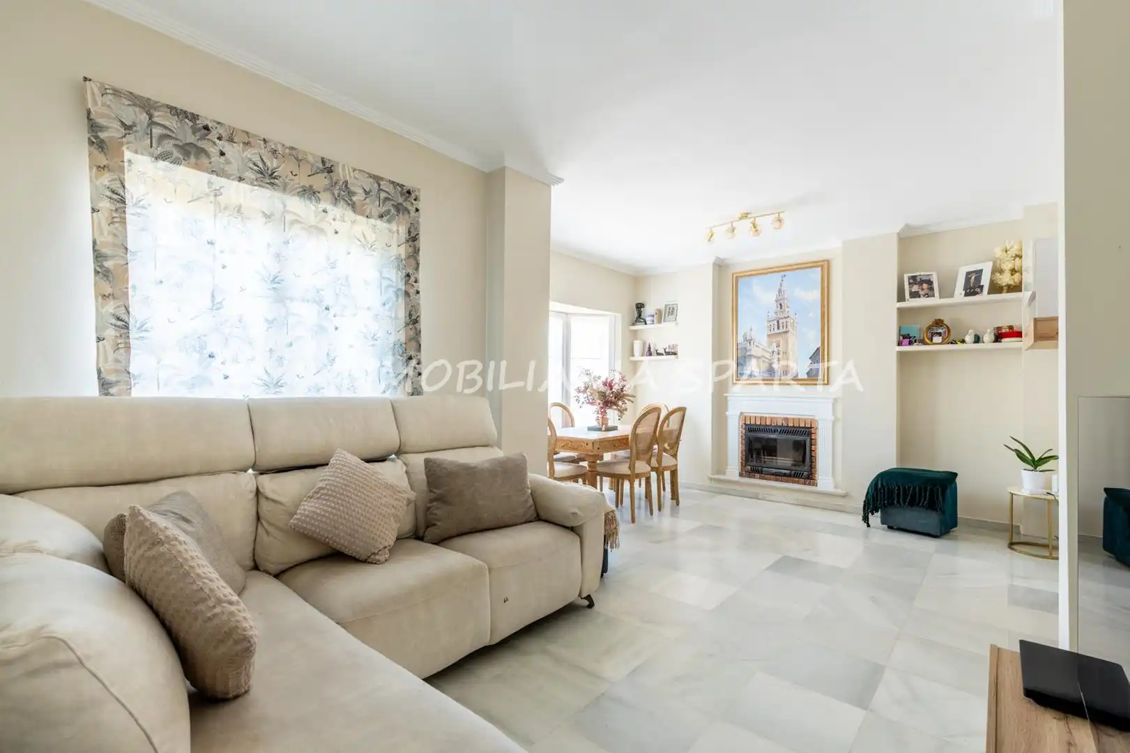 Sala d'estar de Casa adosada en venda en Espartinas amb Aire condicionat, Jardí privat i Forn