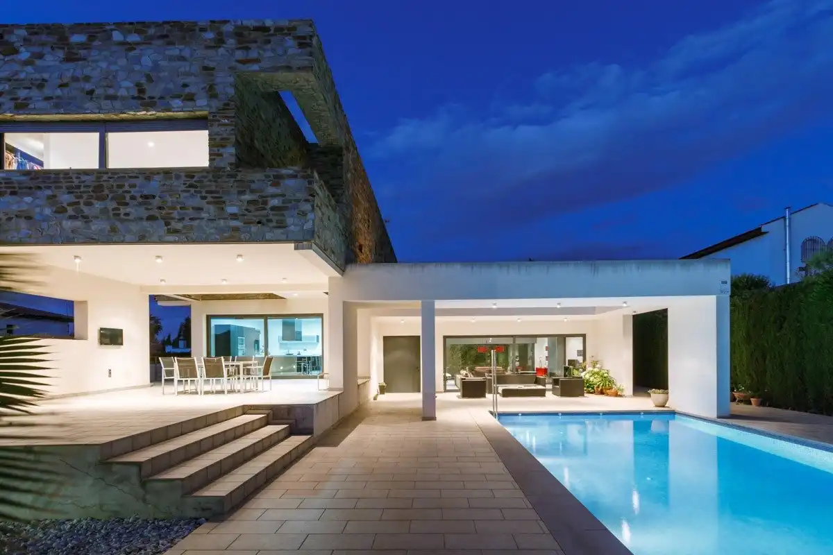 Chalet con piscina en venta en Calle Abeto 8, imagen 2