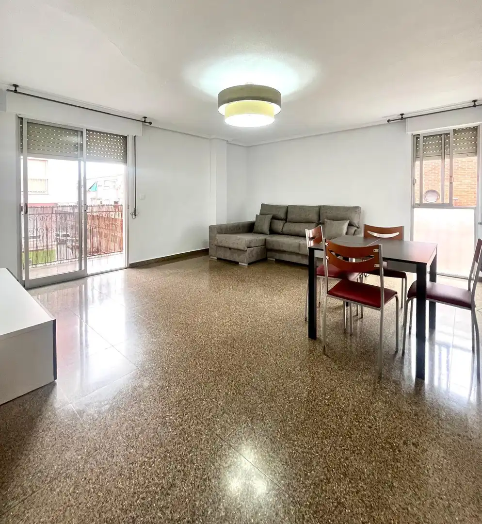 Piso de alquiler en Avenida de Ausiàs March, San Crispín
