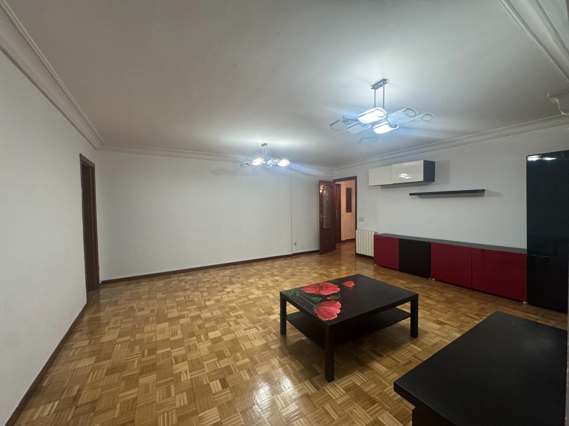 Living room of Flat to rent in  Madrid Capital  with Air Conditioner, Heating and Parquet flooring