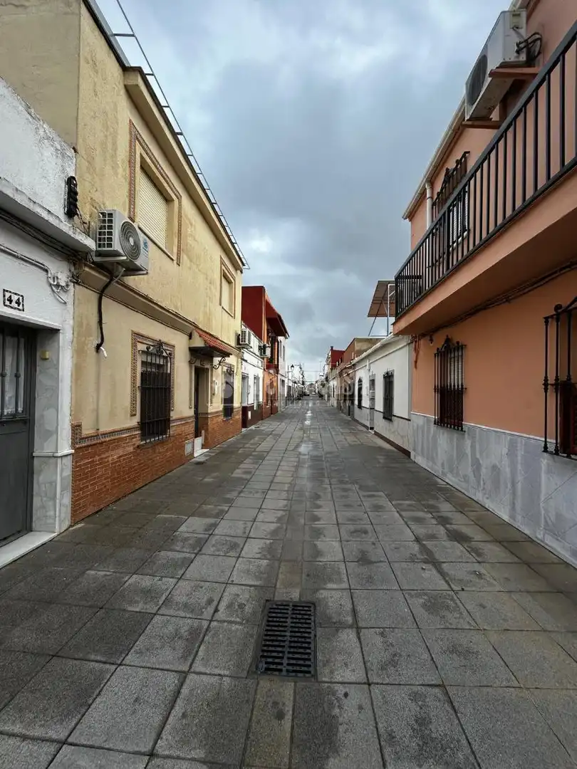 Vista exterior de Casa adosada en venta en La Rinconada con Aire acondicionado, Calefacción y Alarma