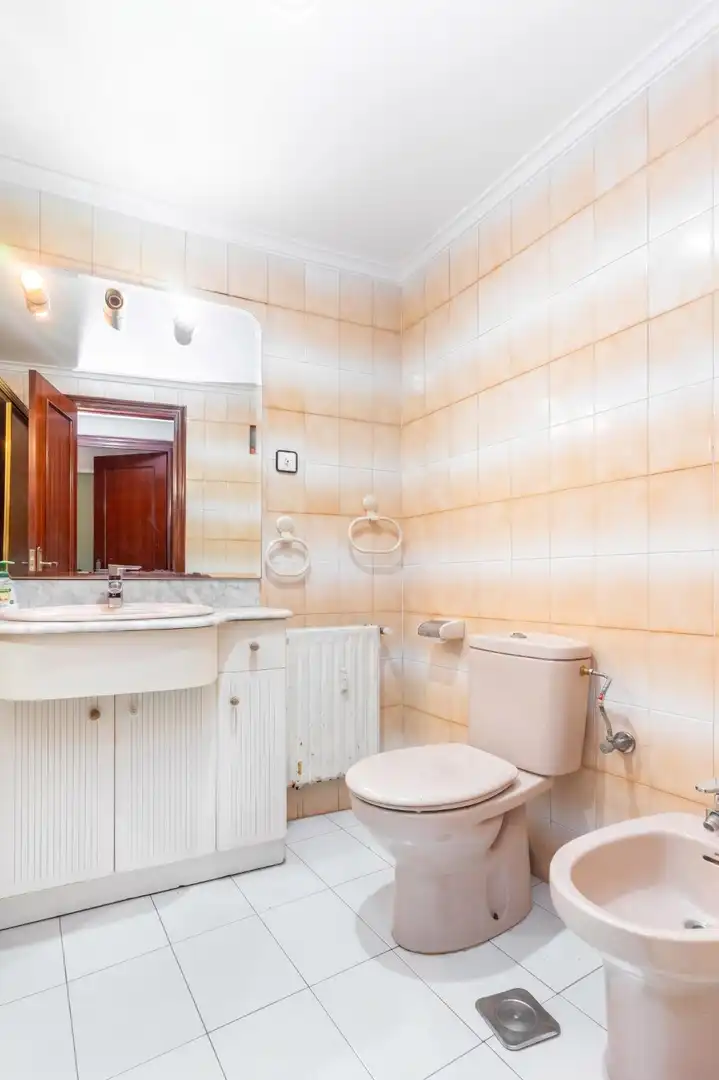 Bany de Apartament en venda en Oviedo  amb Calefacció, Terrassa i Balcó