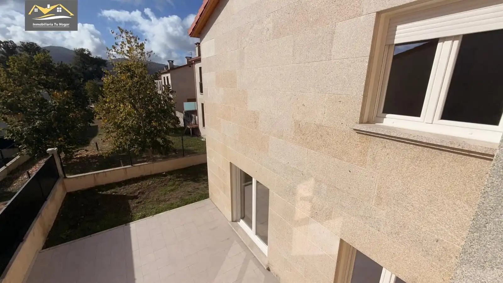 Vista exterior de Casa adosada en venda en Allariz amb Calefacció, Jardí privat i Terrassa