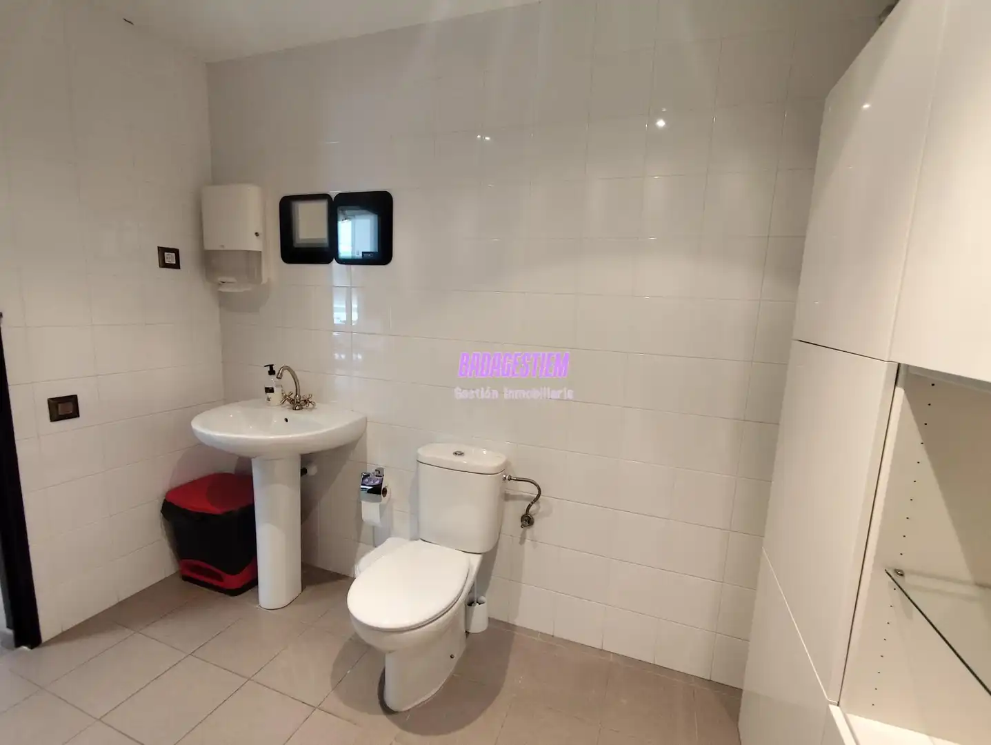 Badezimmer von Fabrikhallen zur Miete in Badalona