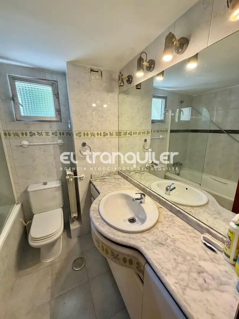 Badezimmer von Wohnung zur Miete in Madrid mit Klimaanlage, Parkett und Terrasse