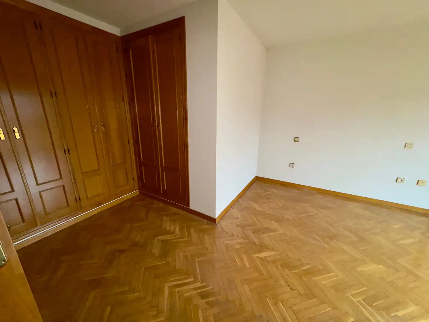 Schlafzimmer von Dachboden zum Verkauf in Coslada mit Parkett, Terrasse und Abstellraum