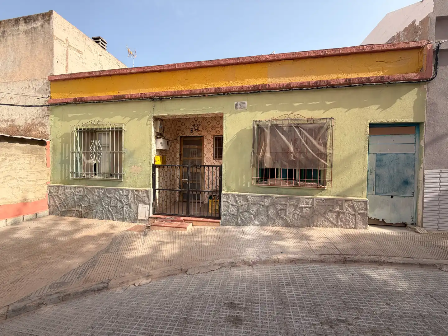 Vista exterior de Casa adosada en venta en Cartagena con Terraza, Trastero y Alarma