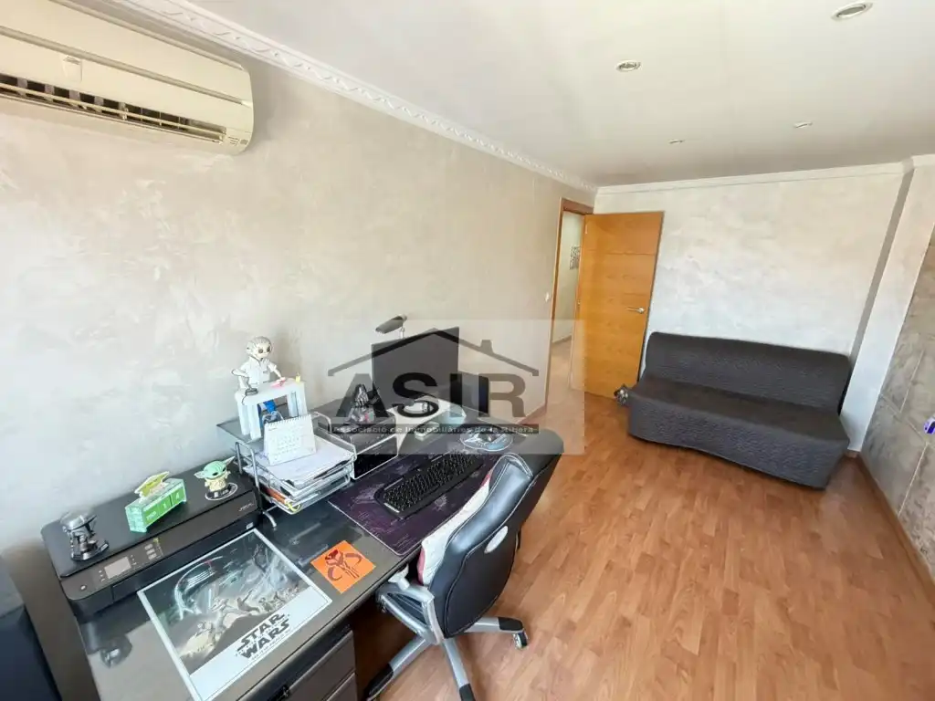 Schlafzimmer von Dachboden zum Verkauf in Alzira mit Klimaanlage und Balkon