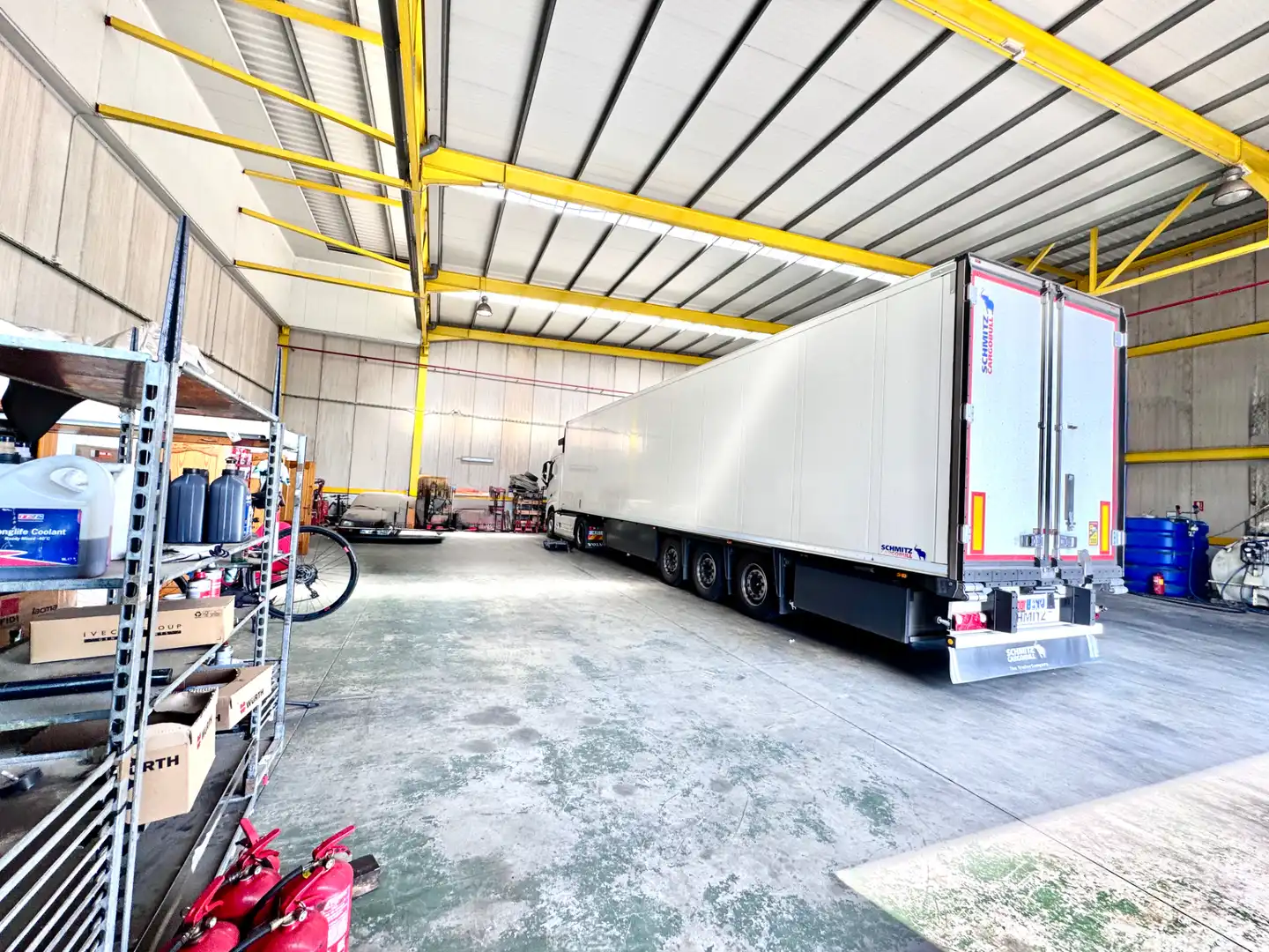 Parkplatz von Fabrikhallen zum Verkauf in El Ejido mit Alarm