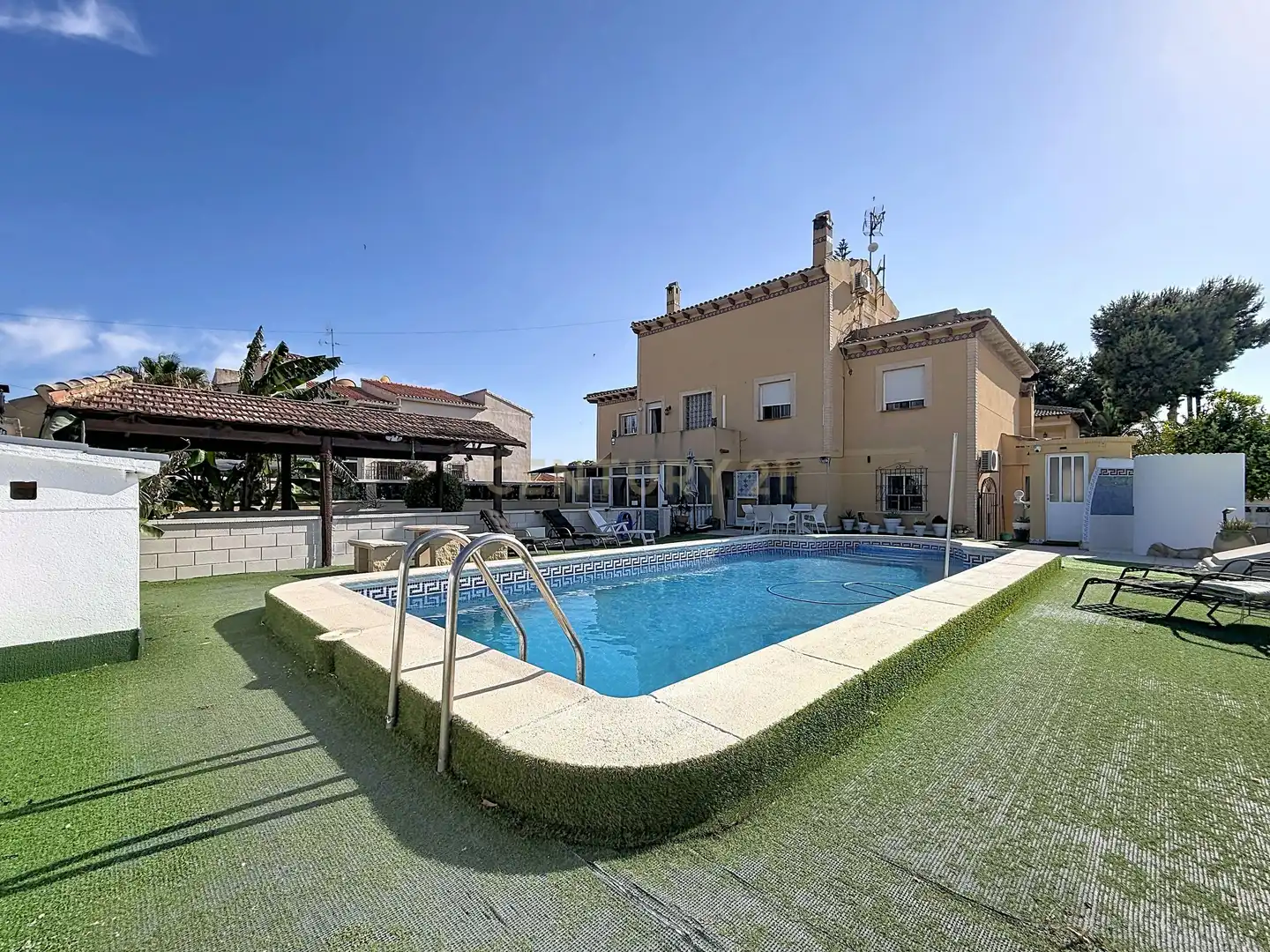 Piscina de Casa o xalet en venda en Torrevieja amb Aire condicionat, Jardí privat i Piscina
