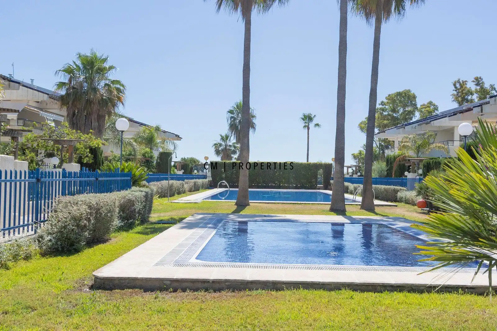 Schwimmbecken von Einfamilien-Reihenhaus zum Verkauf in Sagunto / Sagunt mit Klimaanlage, Heizung und Terrasse