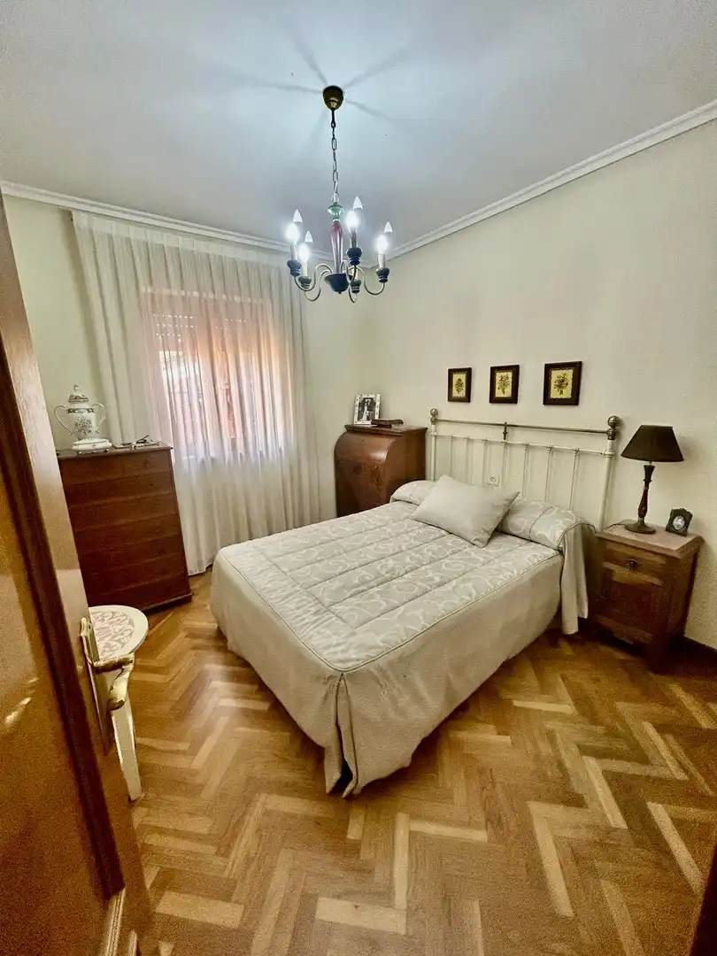 Dormitori de Casa o xalet en venda en La Bañeza  amb Calefacció
