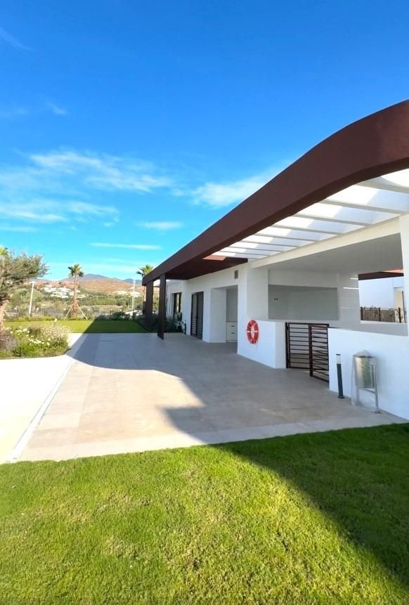 Vista exterior de Planta baixa en venda en Estepona amb Aire condicionat, Calefacció i Jardí privat
