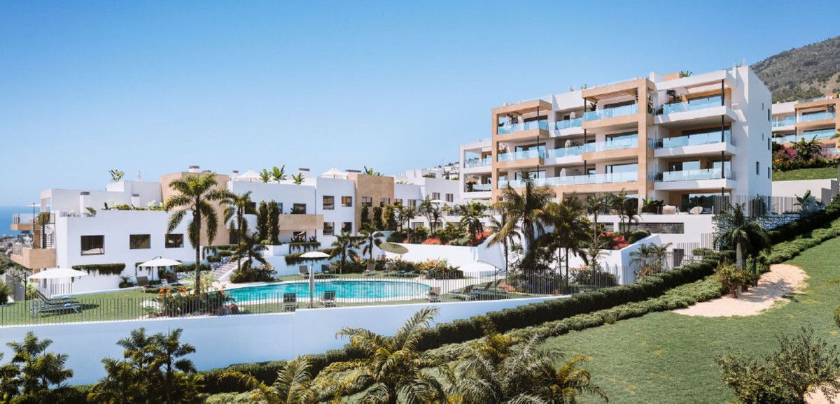 Vista exterior de Pis en venda en Benalmádena amb Jardí privat, Terrassa i Piscina comunitària