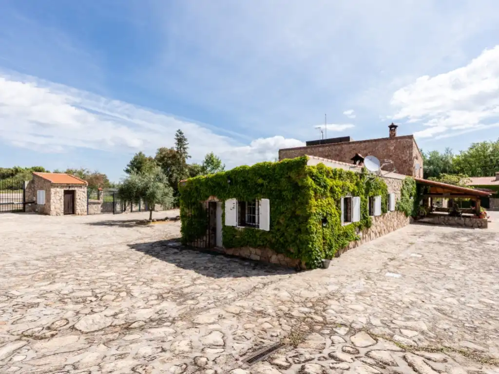Vista exterior de Casa o chalet en venta en Espinoso del Rey con Terraza, Piscina y Amueblado
