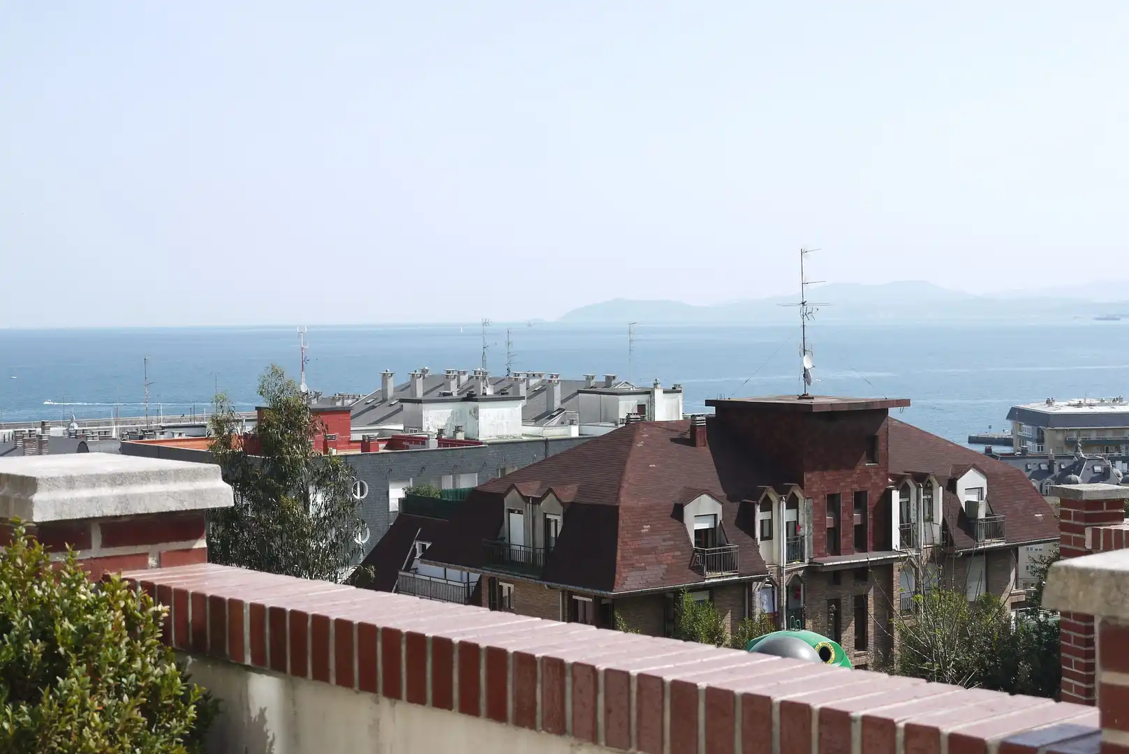 Außenansicht von Einfamilien-Reihenhaus zum Verkauf in Castro-Urdiales mit Heizung, Terrasse und Abstellraum