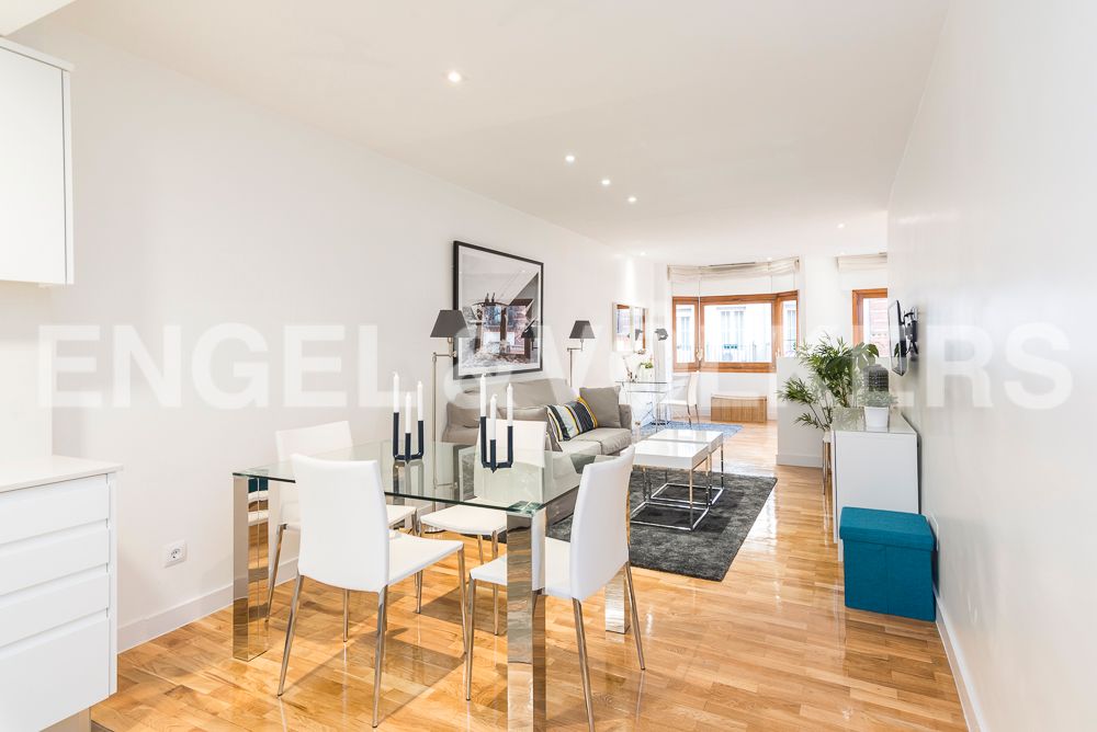 Sala d'estar de Apartament de lloguer en  Madrid Capital amb Aire condicionat, Calefacció i Jardí privat