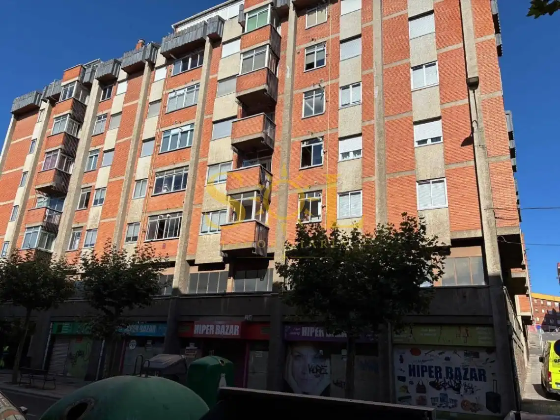 Vista exterior de Pis en venda en León Capital  amb Calefacció