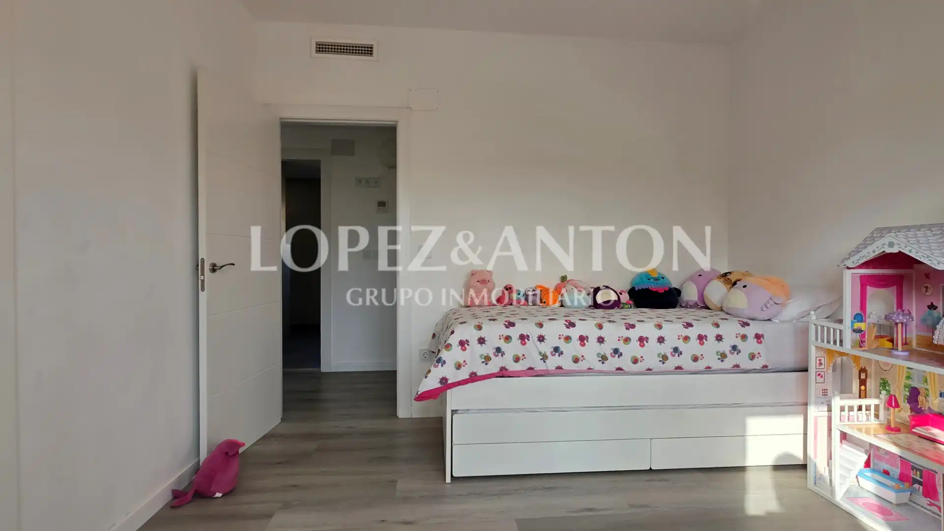 Schlafzimmer von Haus oder Chalet zum Verkauf in L'Eliana mit Klimaanlage, Heizung und Privatgarten