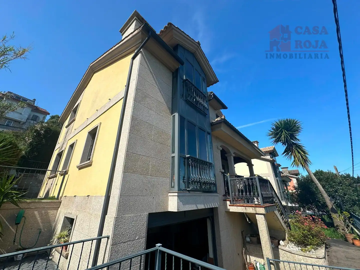 Vista exterior de Casa o xalet en venda en Cangas  amb Calefacció, Terrassa i Traster