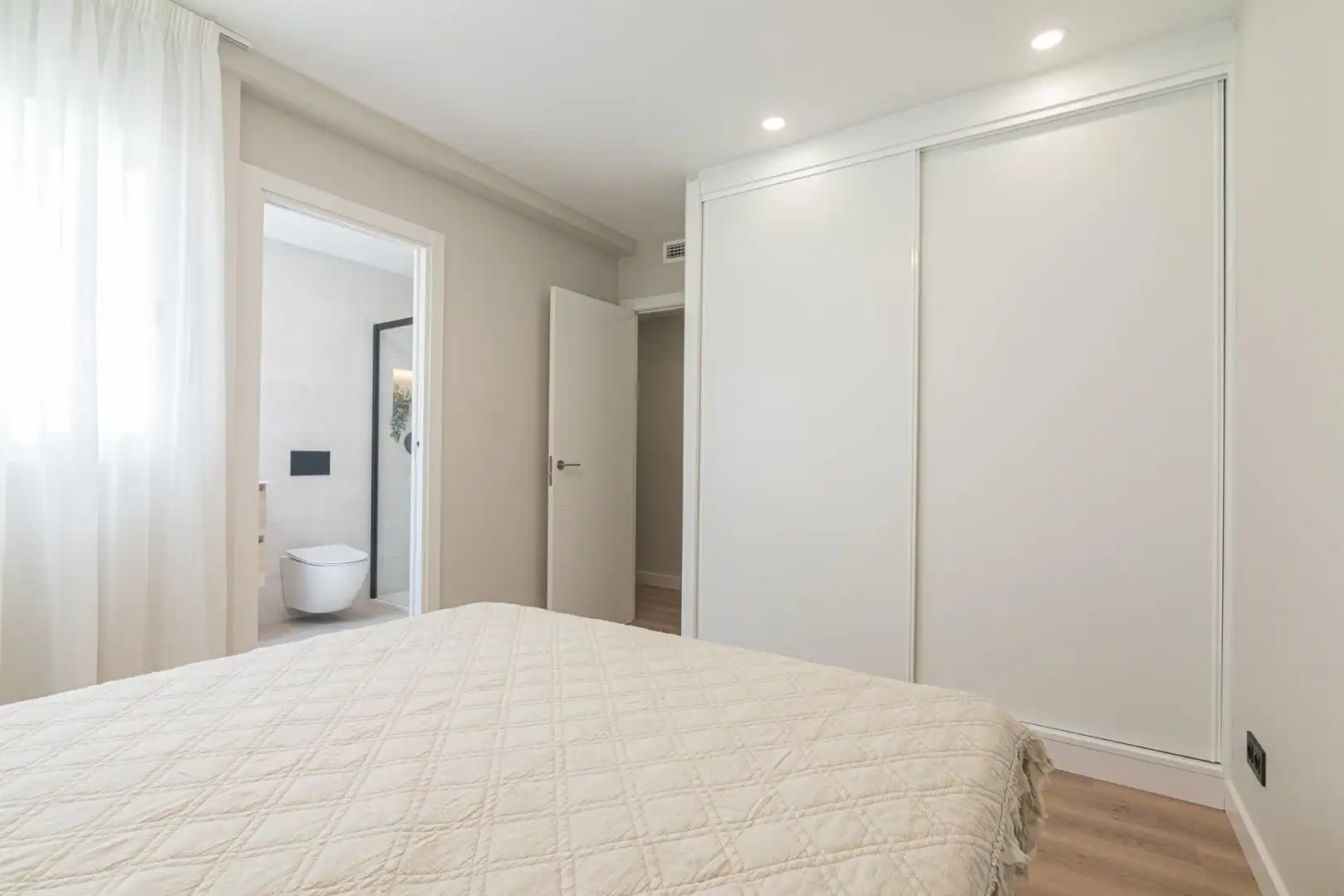 Schlafzimmer von Dachboden zum Verkauf in Santa Pola mit Klimaanlage