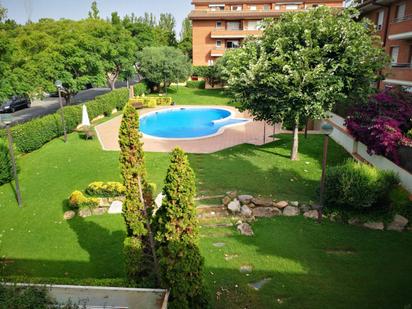 Swimming pool of Flat for sale in Sant Cugat del Vallès  with Air Conditioner, Heating and Private garden