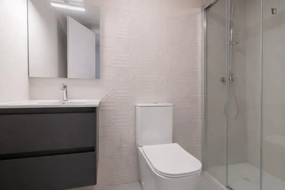 Bany de Apartament per a compartir en Villanueva de la Cañada amb Aire condicionat, Calefacció i Moblat